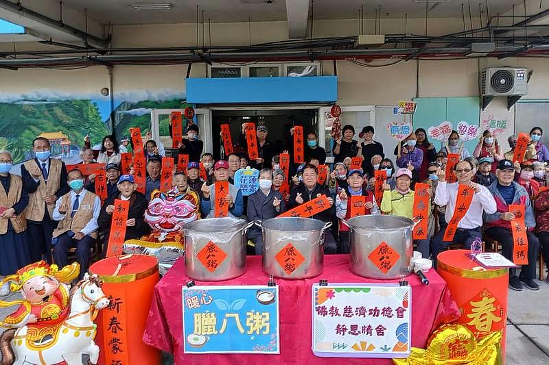 志工室顏惠美主任（前排左5）與醫療志工將臘八粥送至花蓮榮民之家，長者們很歡喜期待。榮民之家主任游文勇（右5）歡喜地拿了3碗去佛堂供佛，與眾人分享喜悅。