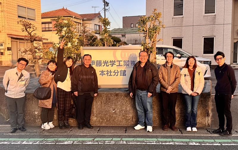參訪日本伊藤光學了解鏡片製作。(中左為高村德弘總經理、中右為曾榮凱主任及其他老師與陪同人員)