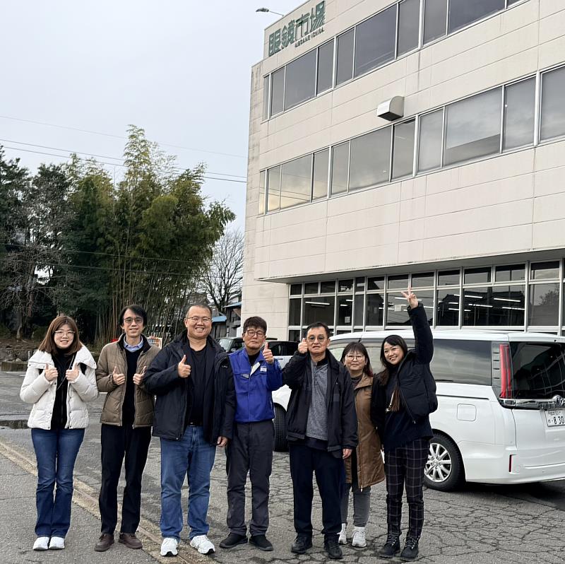參訪鯖江眼鏡市場工廠了解鏡框製作。（中右為高村德弘總經理、中左為曾榮凱主任及其他老師與陪同人員）