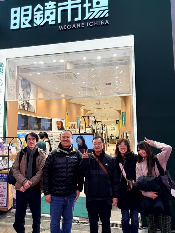 參訪團於日本大阪眼鏡市場門市參訪，左起為陳經中老師、曾榮凱主任、高村德弘總經理、林芮宇老師、隨行翻譯洪小姐。