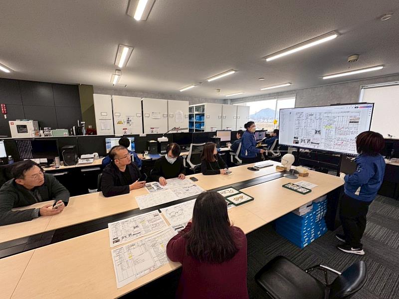 日本KingStar工廠為亞大視光老師們進行簡報。