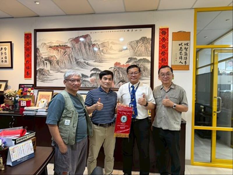亞洲大學資電學院與鍾靈獨立中學締結合作夥伴，左2：許慶賢院長，右2：Ng Jooi Seah校長。