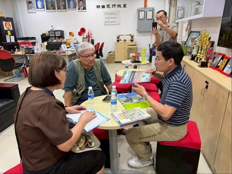 鍾靈獨中張智玲輔導主任（左1）聽取許院長介紹亞大資電學院培育半導體人才的優勢。