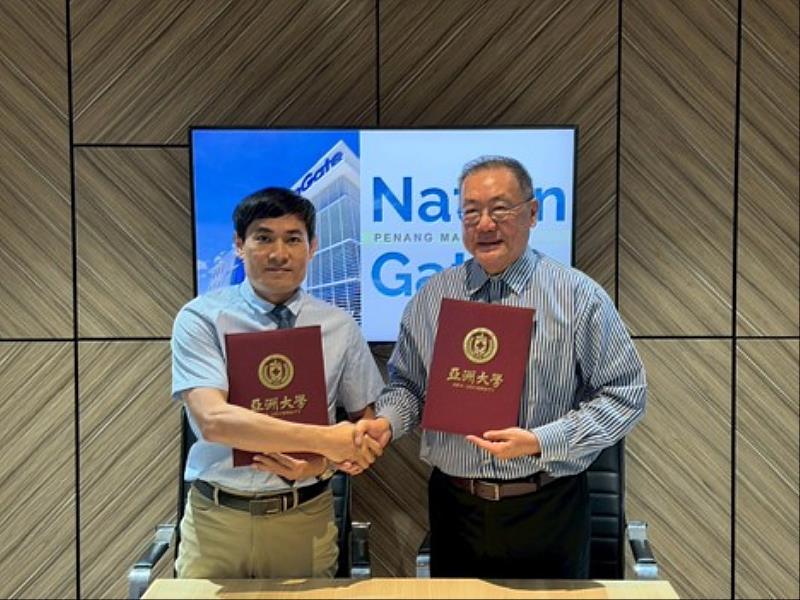 亞洲大學資電學院與NationGate簽署合作備忘錄，代表人資電學院許慶賢院長（左）與NationGate副總裁（右）。
