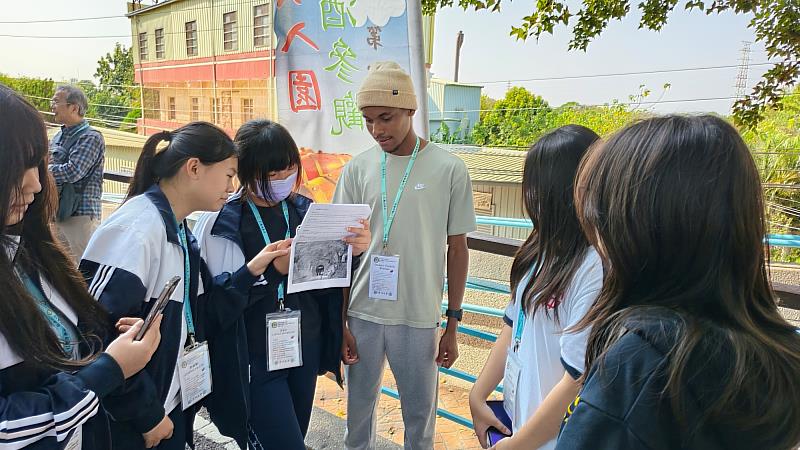 后綜高中學生以英文向外籍生介紹花梁鋼橋的由來。
