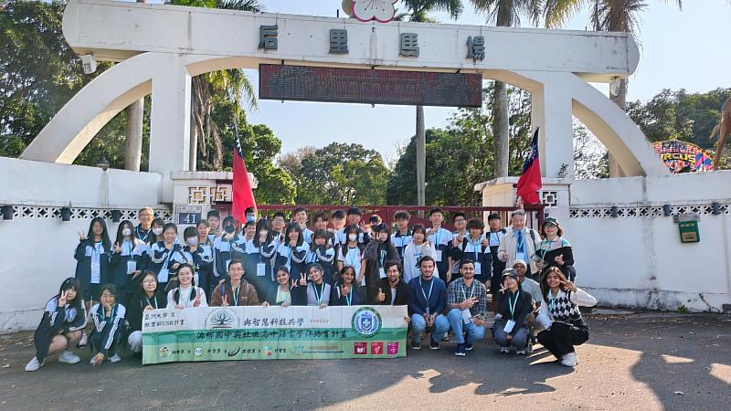 亞洲大學師生與后綜高中師生,於后豐鐵馬道入口處拍大合照。
