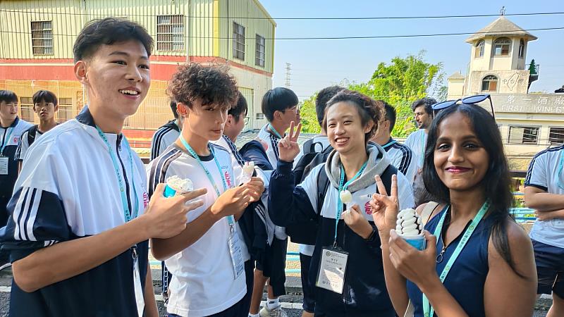 后綜高中學生與外籍生一同享用美味的冰品。