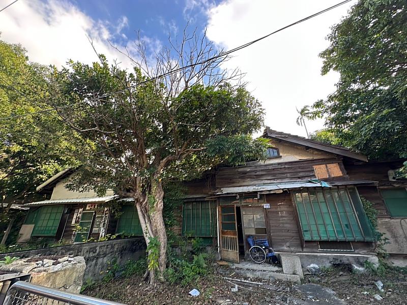 新竹高商3戶日式宿舍登錄歷史建築，圖為學府路128-11號及128-12號。