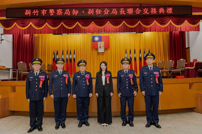 市長高虹安及警察局長陳源輝與新任分局長、主任秘書合影留念。