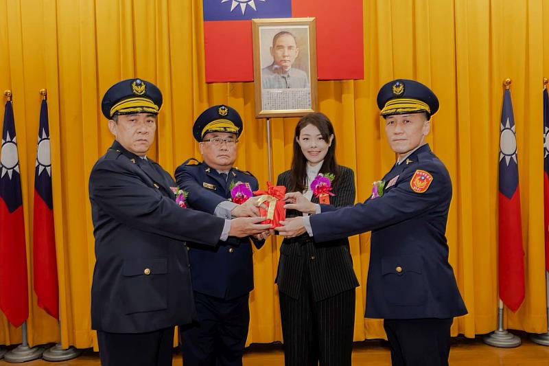 第三分局副分局長蔡讚成（左起）、警察局長陳源輝、市長高虹安、新任第三分局分局長林俊雄合握印信合影。