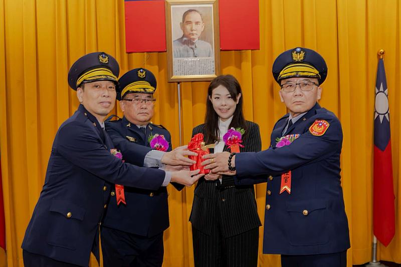 第二分局副分局長劉德富(左起)、警察局長陳源輝、市長高虹安、新任第二分局分局長周貴忠合握印信合影。