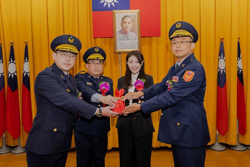 第一分局副分局長胡竣凱(左起)、警察局長陳源輝、市長高虹安、新任第一分局分局長陳科宏合握印信合影。