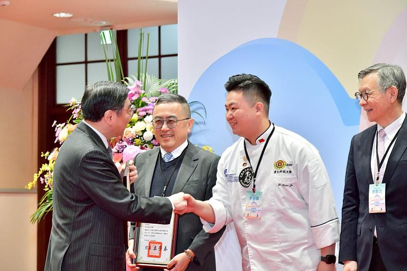 景文科技大學黃榮鵬校長與學生代表李冠儒接受行政院長表揚。