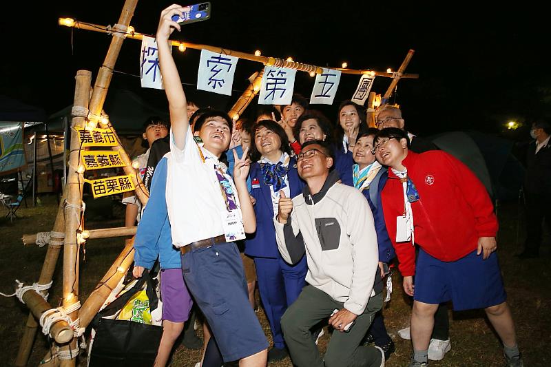 黃敏惠市長參與童軍活動，鼓勵孩子探索學習。