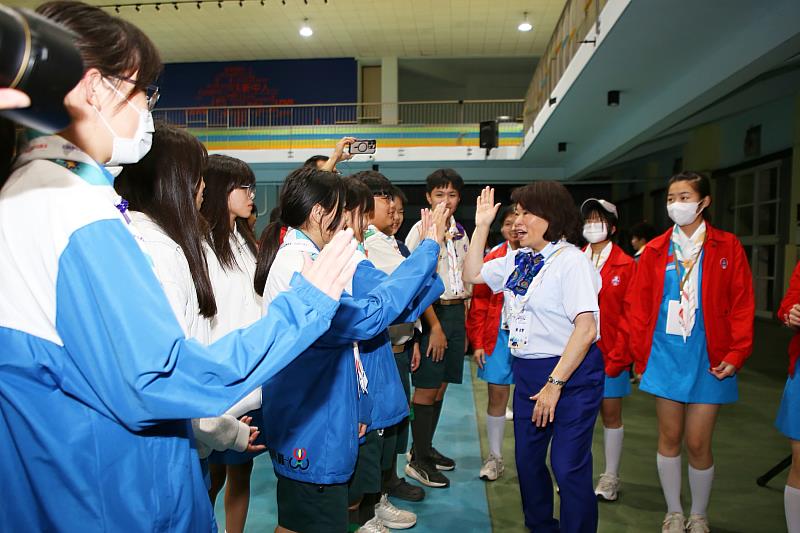 黃敏惠市長參與童軍活動，鼓勵孩子探索學習。