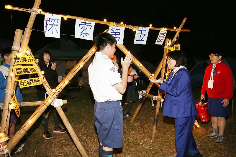 黃敏惠市長參與童軍活動，鼓勵孩子探索學習。