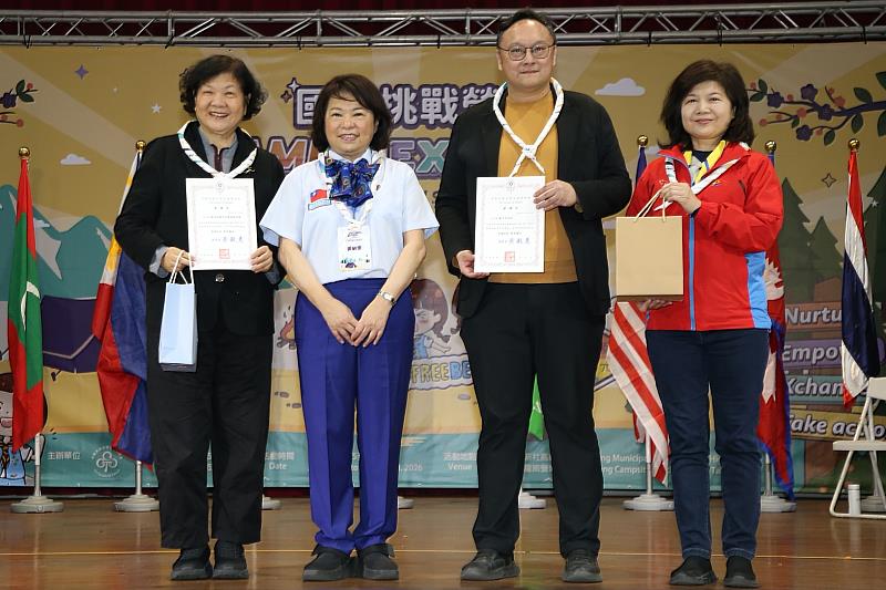 黃敏惠市長致贈台中市鄭照新副市長感謝狀。