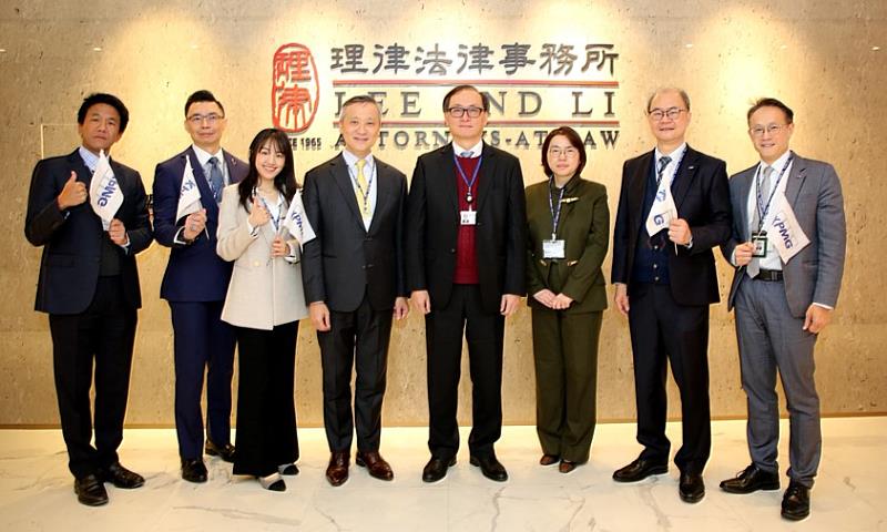 KPMG安侯建業聯合會計事務所與理律法律事務所日前舉辦「掌握未來競爭優勢:從《企業併購法修正草案》看產業控股架構之布局與實務」研討會,KPMG畢馬威財務諮詢執行副總朱源科(左起)、KPMG全球資產配置戰略諮詢中心主持人暨私募基金產業主持人張維夫、稅務投資部協理吳佳芸、主席陳俊光、理律法律事務所所長李家慶、理律法律事務所合夥律師羅淑文、KPMG顧問部執行副總劉彥伯及稅務投資部執業會計師葉建郎均一同與會。