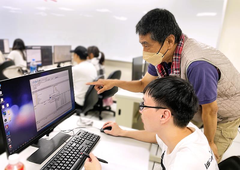 北分署「產業新尖兵計畫」依據產業用人需求,規劃理論與實作兼具的趨勢課程,培養青年即戰力。