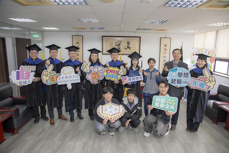 嘉藥特別為職業安全衛生系學生史素娟舉辦一場溫馨隆重的微型畢業典禮。