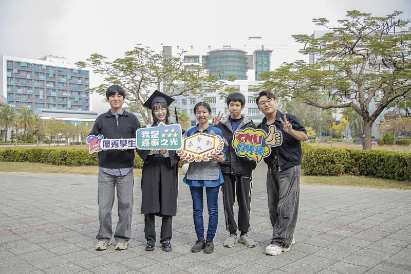 嘉藥史素娟家人及同學特地前來祝福同學鵬程萬里。