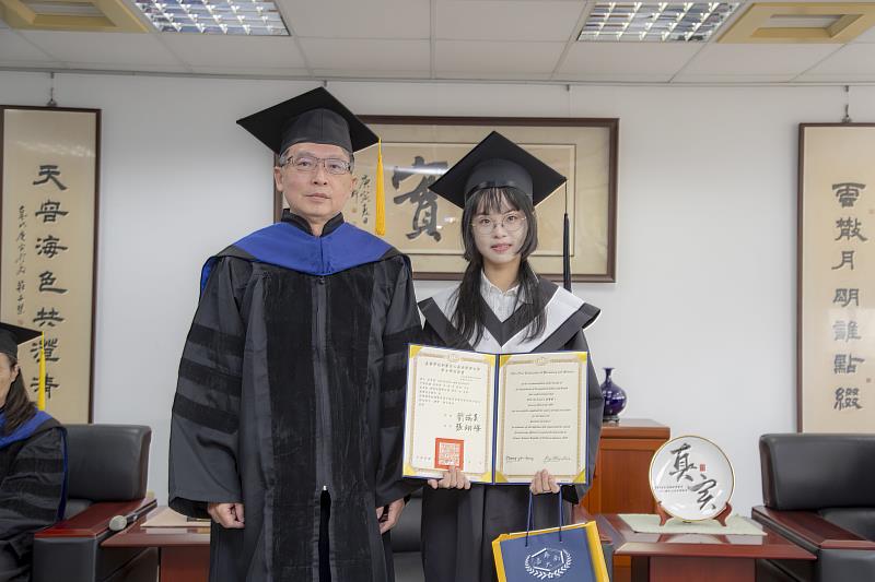 嘉藥職安系史素娟成績優異提前畢業,由校長張翊峰頒贈畢業證書。