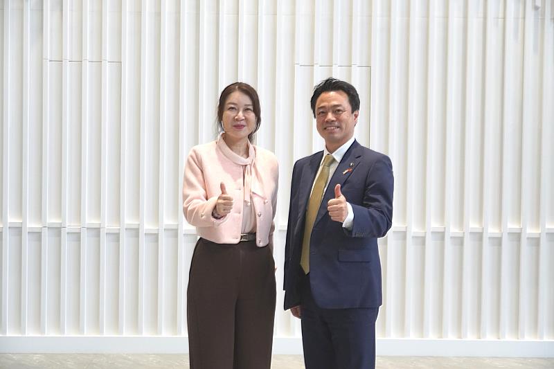 金屬中心劉嘉茹董事長（左）與北海道苫小牧市長金澤俊（右）合影。