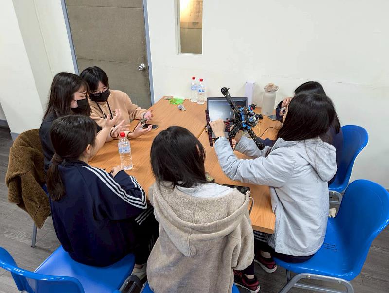 南寧高中學生親自動手進行無人機飛行參數調整。