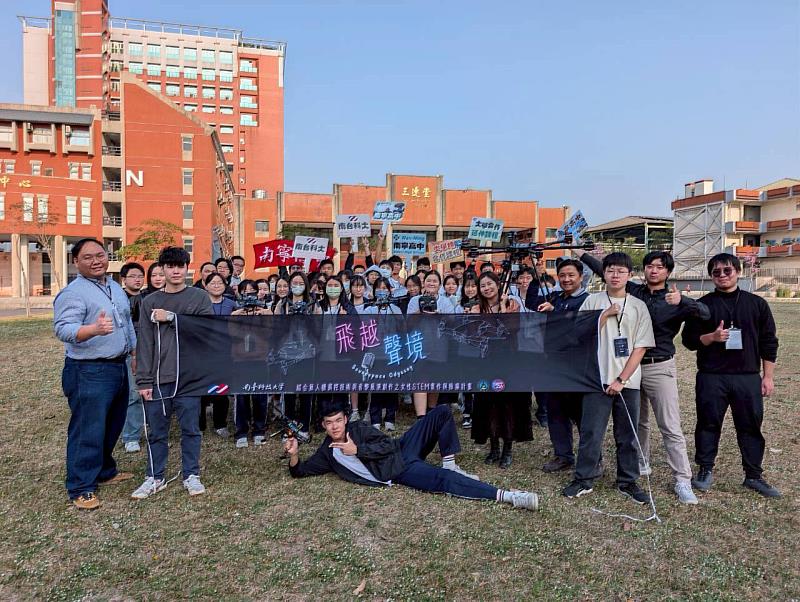 「飛越聲境」計畫團隊與南寧高中師生於南臺科大三連堂前合影，為「女力啟航」工作坊拉開序幕。