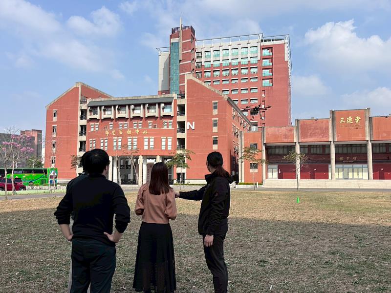 計畫主持人黃玉君老師親自向高中學子示範無人機考照流程，講解飛行規範與安全檢核，為學員勾勒專業飛手的訓練願景。