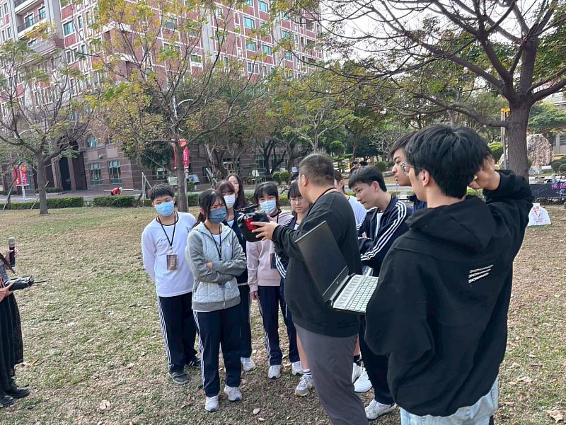 在南臺科技大學實驗室團隊指導下，南寧高中學生操作親手調教的無人機順利升空，展現女性在STEM實作中的自信與專注。