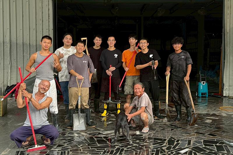 海大參與花蓮救災學生與當地藝術家合影。