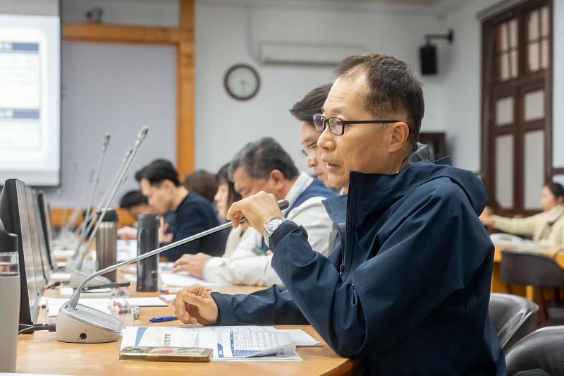 交通處長倪茂榮說明道安執行計畫。