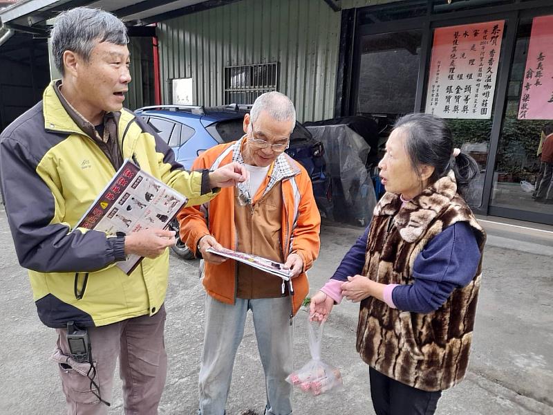 林業保育署嘉義分署持續向當地民眾說明黑熊生態服務給付入侵通報及配合保育措施，防止黑熊再次入侵。