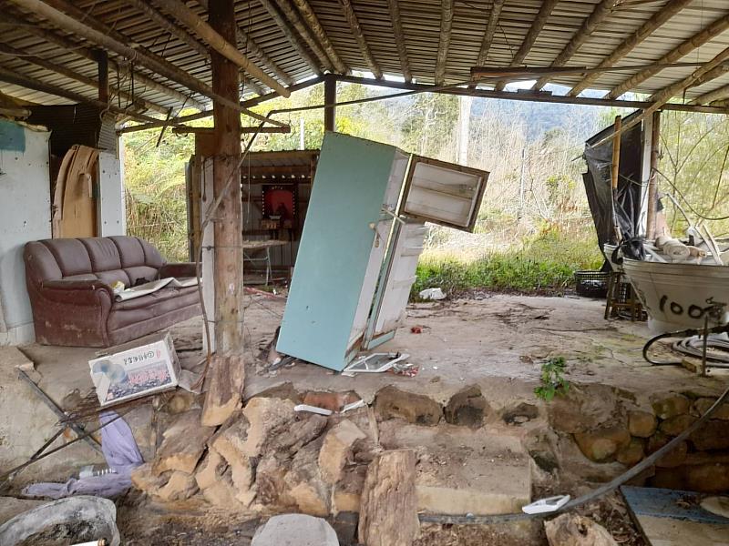 臺灣黑熊入侵里佳地區廢棄工寮破壞冰箱。