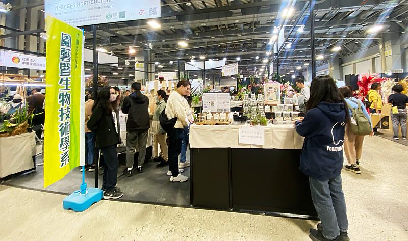 「瓶中獵手區」由園藝暨生物技術學系學生引導民眾體驗植物組織培養操作，透過實作交流，讓參觀者深入認識園藝專業的技術內涵與學習特色。