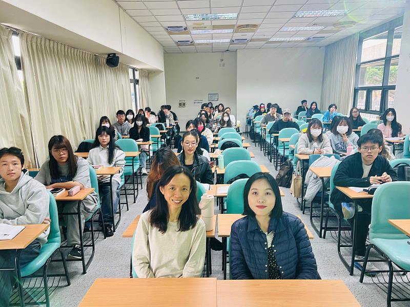 東海大學外文系舉辦系友職涯講座,邀請系友以「將人文思維打造成職場利器」為題,分享個人從求學到求職的心路歷程。(照片前排左起為系主任蕭季樺、系友陳君慧)