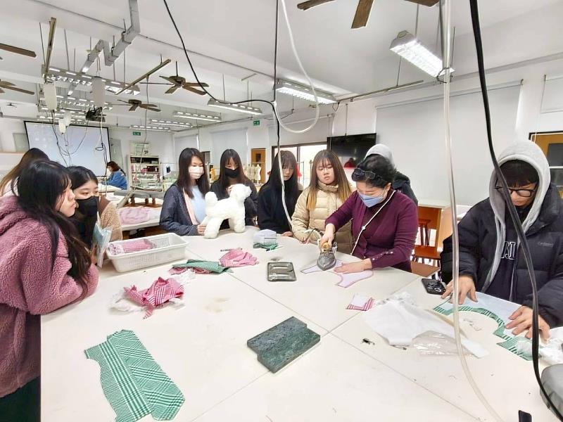 時尚造型設計系「喵汪手作樂園」則引導學生發揮創意，體驗設計與手作的樂趣。