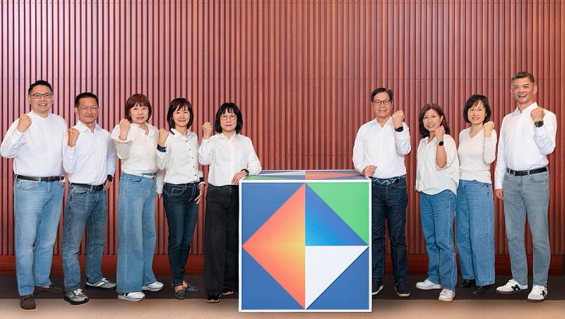 凱基證券董事長許道義（中右）、總經理黃幼玲（中左）率領團隊，堅持「以客戶為中心」的理念，全年囊括海內外共86項大獎，締造多項業界第一的亮眼成果。