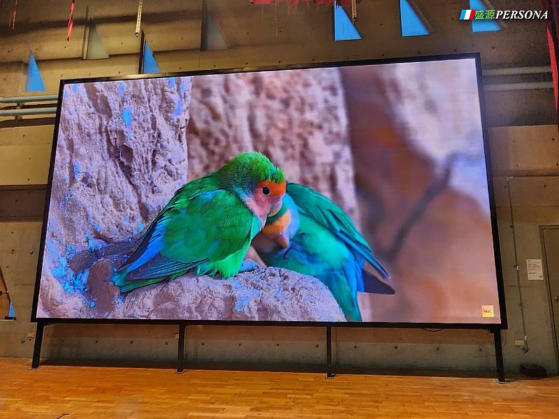 盛源LED電視牆應用於學校會議廳展演空間，展現細膩色彩與高對比畫面表現，即使播放高解析影像內容，仍能呈現真實層次。