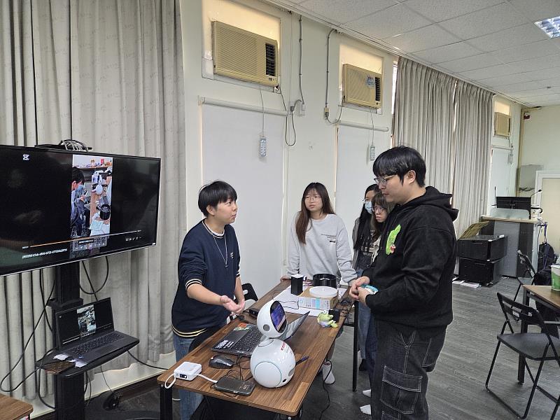 南華大學通識教育中心舉辦學生專題feat.黑客松競賽，參賽團隊介紹《智慧互動藥盒系統》。