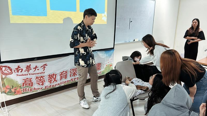 南華大學藝術與設計學院開設院跨領域課程「寵物行銷」，並邀請「米克斯寵物友善空間」經營者陳靖渝蒞校分享經驗，鼓勵學生與寵物互動。
