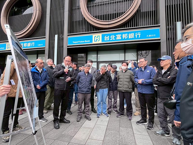 新北捷運局長說明路廊現況。
