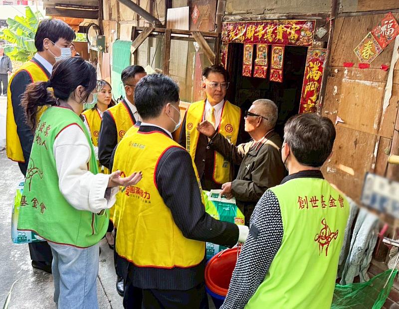 永慶加盟四品牌台南區經管會幹部們與創世基金會志工一同探訪植物人家庭,送上愛心年禮與紅包。(圖片由永慶房產集團提供)