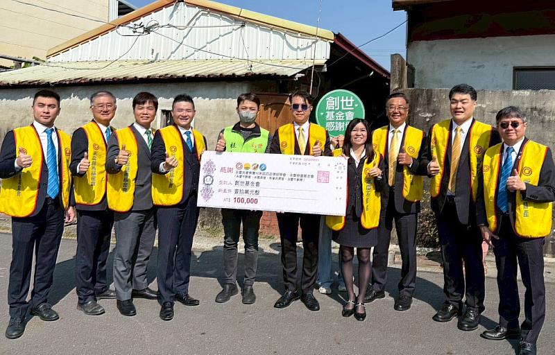 永慶加盟四品牌台南經管會贊助10萬元給創世基金會台南分會，助植物人家庭過好年。（圖片由永慶房產集團提供）