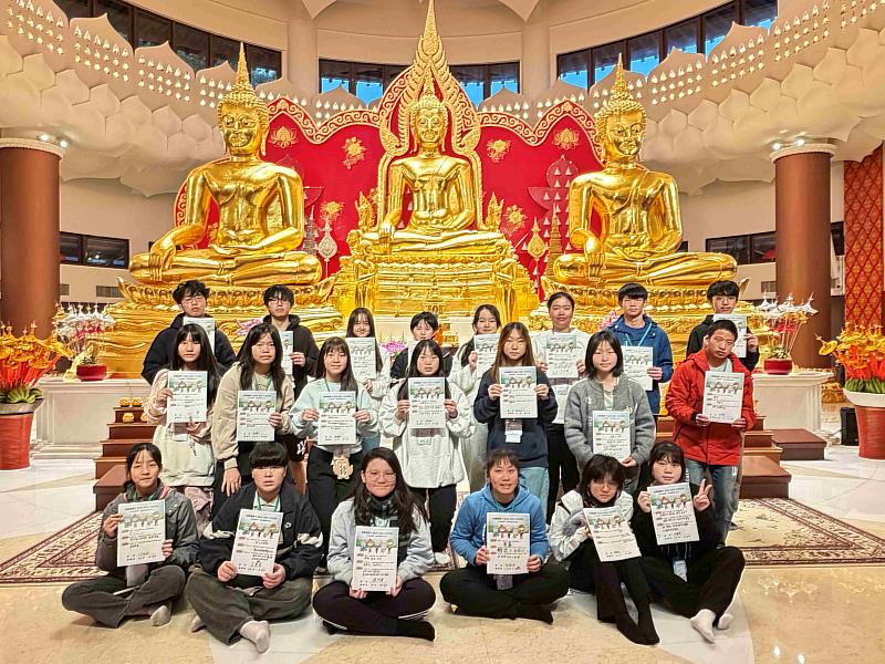 在金佛殿平安、成功、圓滿三尊金佛前進行「向陽發願儀式」。(圖由靈鷲山佛教教團提供)