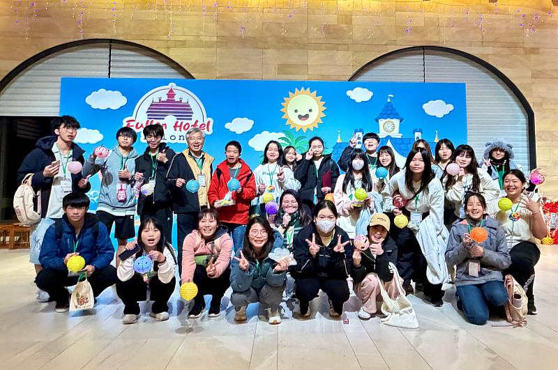 參加「2026靈鷲山向陽而生成長營」的隊輔、學員開心合影。（圖由靈鷲山佛教教團提供）