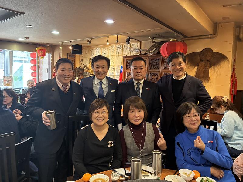 座談會後交流餐敘互動情形。