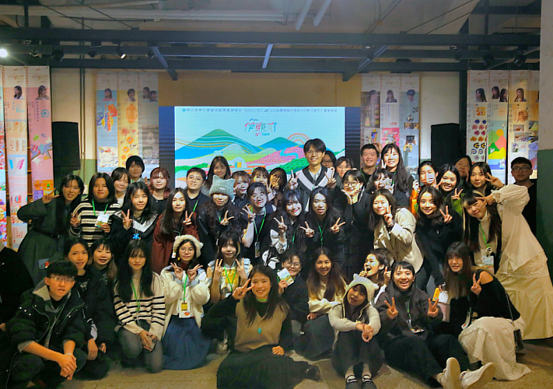 115 級畢業製作團隊由 46 位學生組成，於松菸畢業總展現場合影留念，為一年半的創作歷程留下重要紀錄。