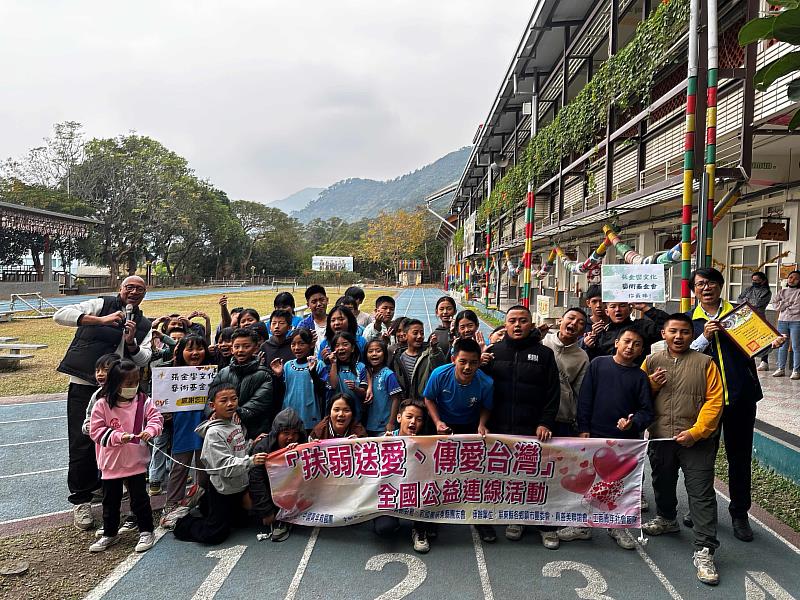 張金鑾基金會攜手救國團 暖贈屏東7校學童點心